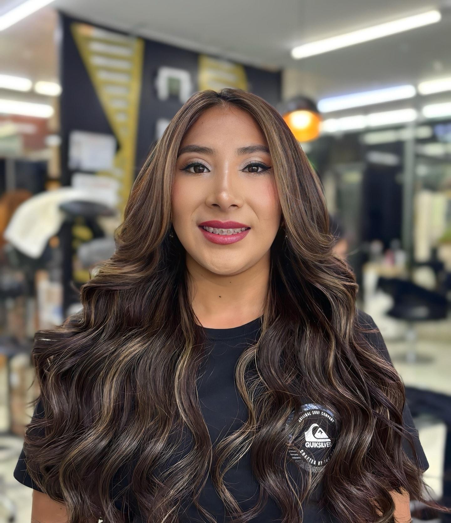 Peinado con ondas y mechas terminado