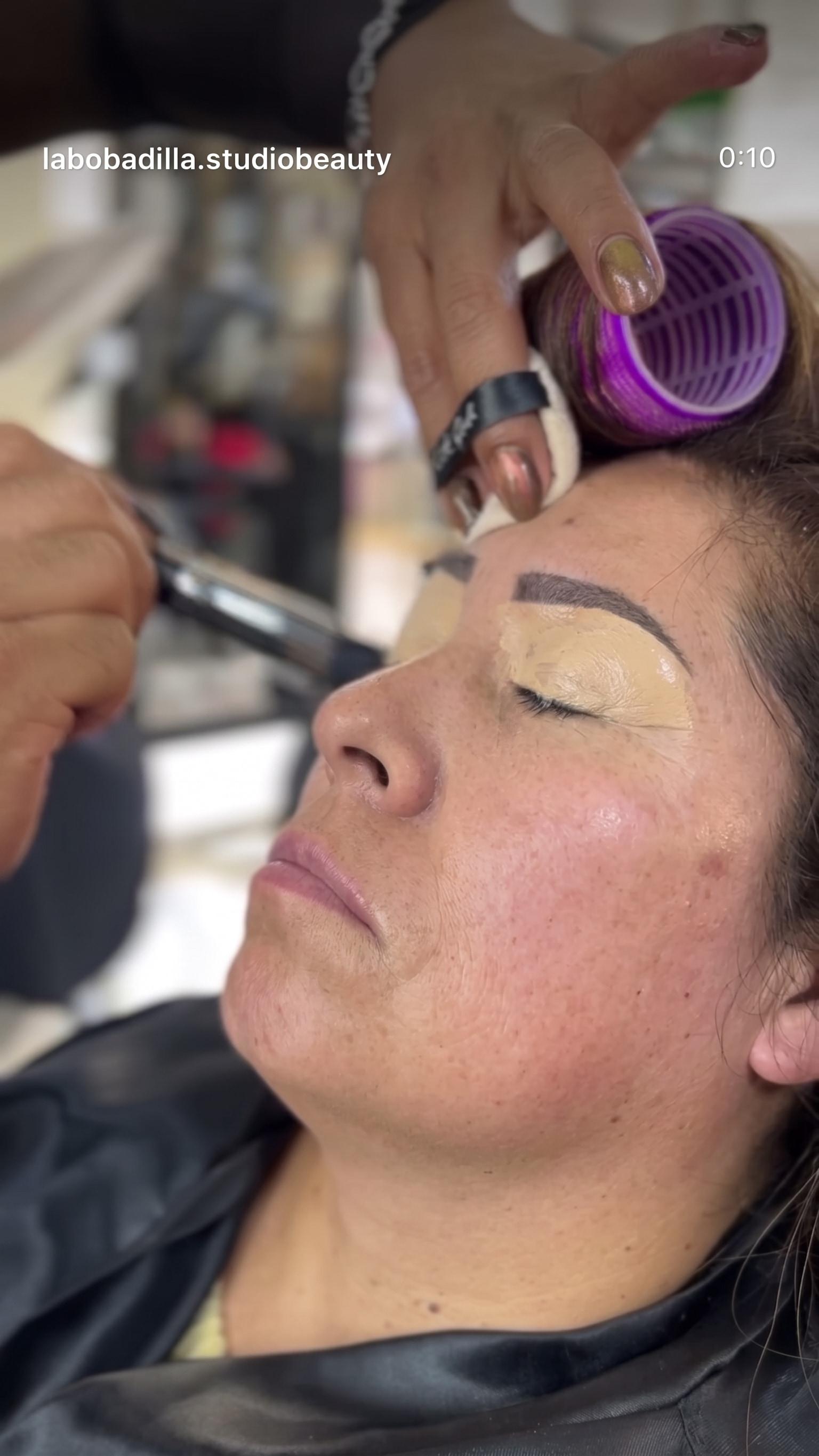 Proceso de maquillaje profesional